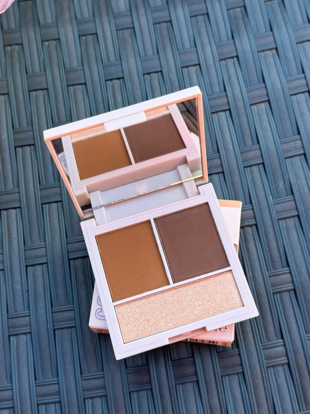 Revolution Contour Powder Compact - bronzer & highlight
